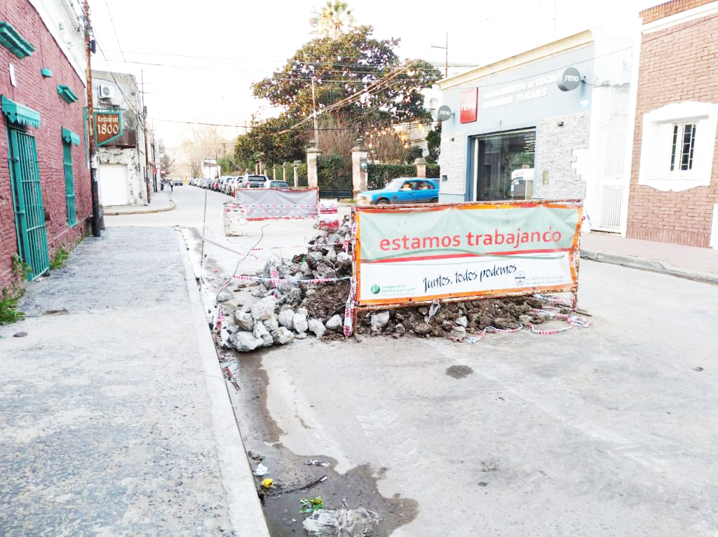 Bacheo en Rivadavia al 700 - [Noticias de Luján] - Bisemanario El Civismo