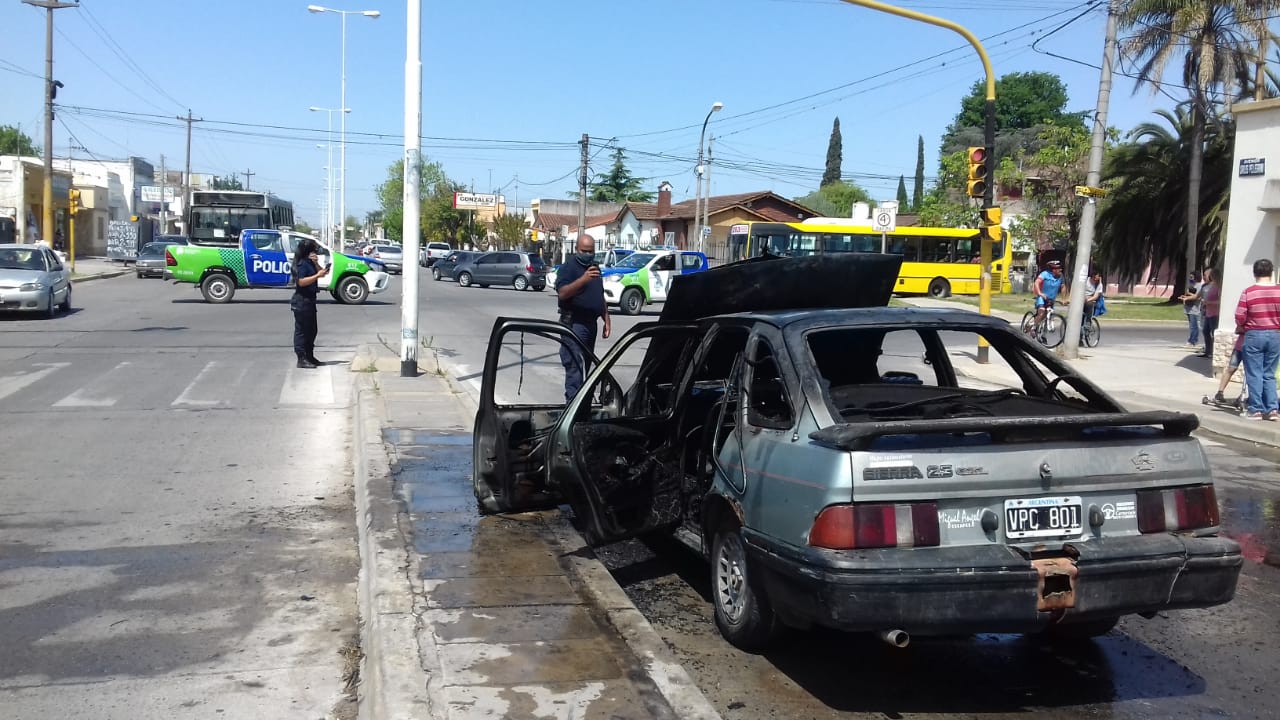 Un Automovil Esta Parado Ante Un Semaforo
