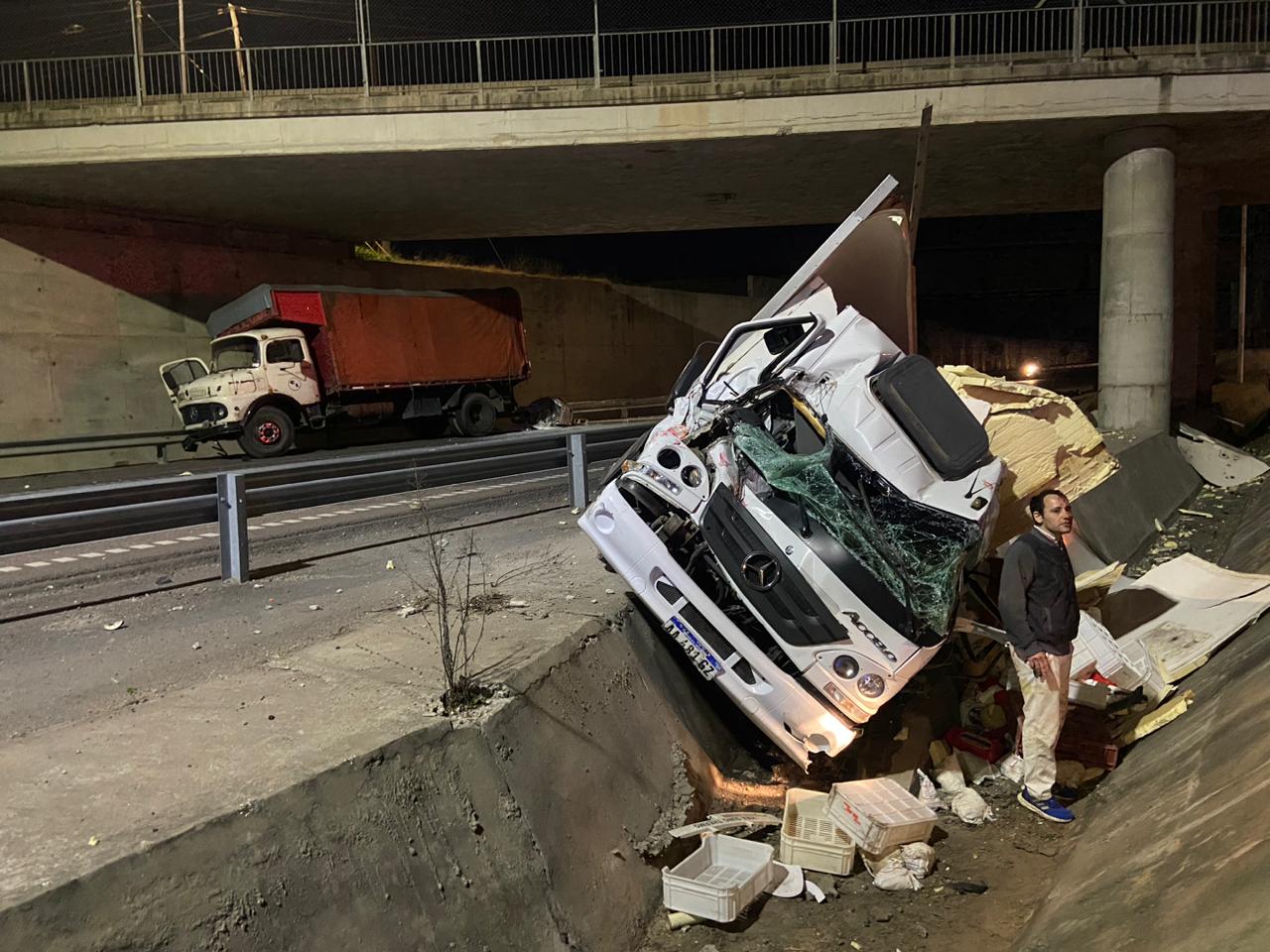 Choque de camiones en la Autopista 5: dos heridos - [Noticias de Luján ...